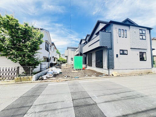 【外観】
落ち着いた住宅街に位置し、周辺の新しい住まいと共に新しい生活をスタートさせるのに最適な環境です。