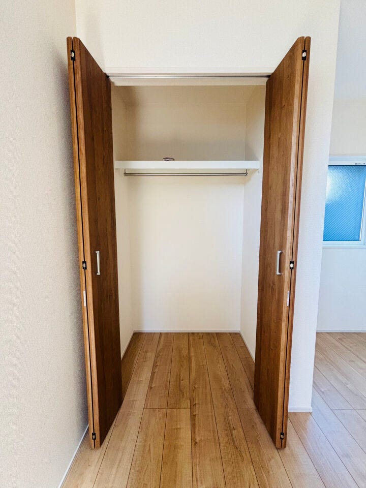 たっぷり収納できるクローゼットを完備。すっきりとした空間で、毎日を心地よくお過ごしいただけます。整理整頓もしやすく、日々の暮らしにゆとりと快適さをもたらす、機能的なプライベートスペースです。