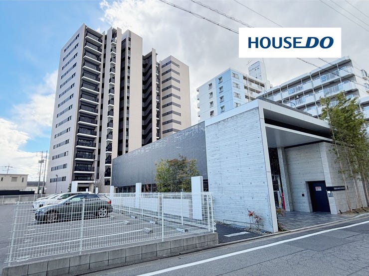 【外観】
「刈谷市」駅徒歩2分の好立地。全戸にWICとトランクルームを完備し、収納たっぷりです。ラウンジ、ペット用施設など共用部も充実。2021年築の洗練された意匠が、快適で上質な都市生活を叶えます。