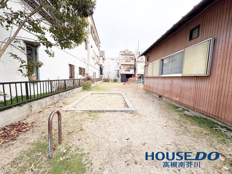 向かいには公園もございます。