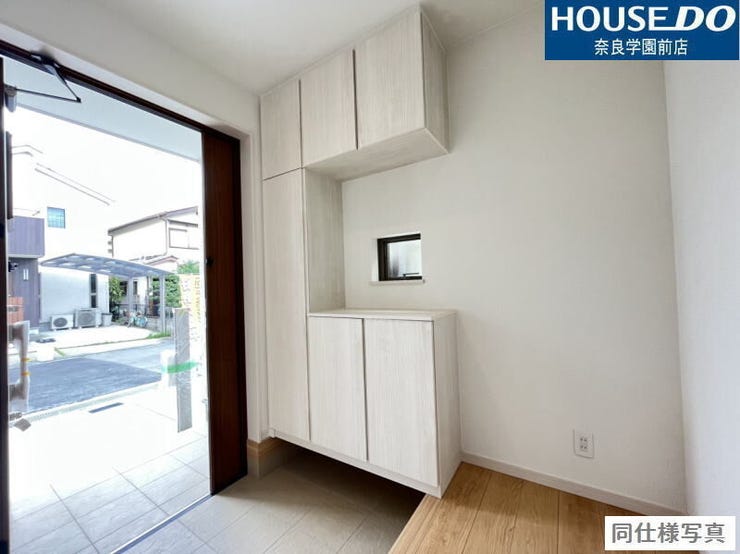 家族みんなの靴をたっぷり収納できるシューズボックス付き。カウンター部分に小物やグリーンも自由に飾れます。