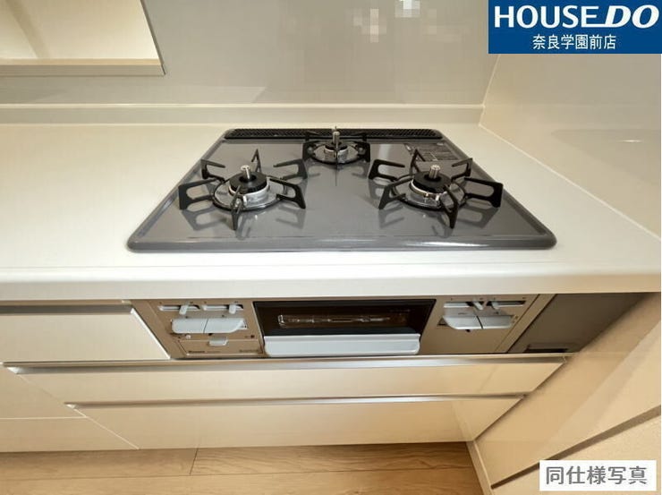 同時調理が可能な3口コンロ付きで、毎日の料理がスムーズに。ご家族分の食事も効率よく準備できます。