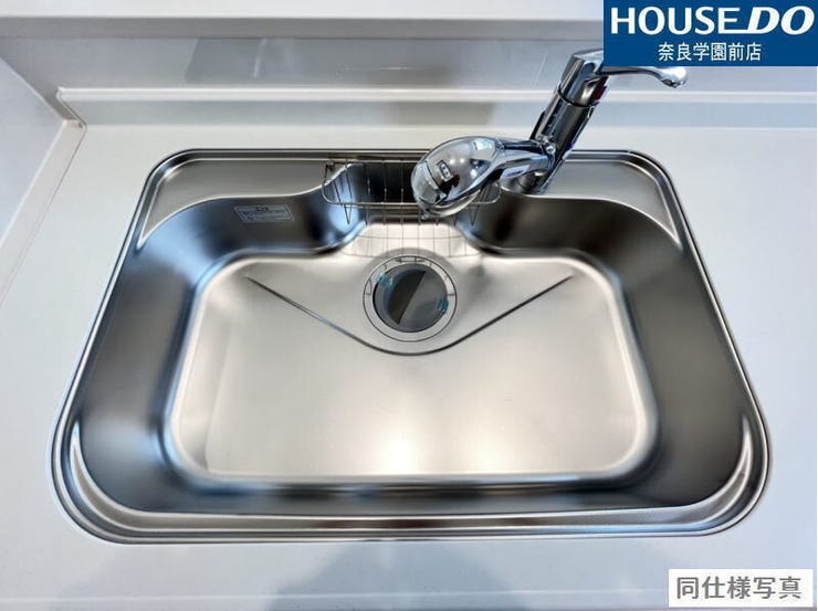 浄水器一体型の水栓でいつでもきれいなお水が使え、毎日の料理や飲み水に安心です。