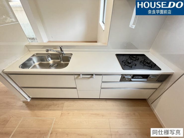 使いやすいスライド式キッチンで、調理器具や食材の出し入れがスムーズ。家事効率がアップします。