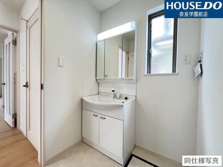 シャワー水栓で、洗髪やお掃除もスムーズ。三面鏡の裏にはたっぷり収納スペースがあり、洗面まわりの小物をすっきり整理できます。毎日の身支度が快適になる、機能的な洗面化粧台です。