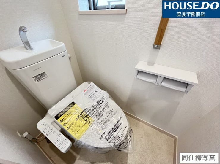 明るい採光窓と洗浄便座付きで、快適に使えるトイレ空間