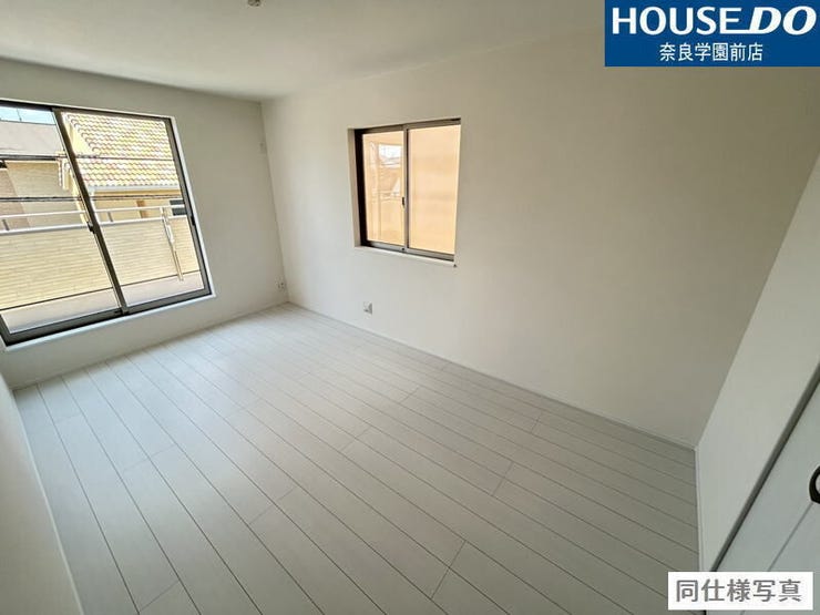 大きな窓からたっぷりと自然光が差し込む明るい洋室。バルコニーへの出入りもスムーズです。