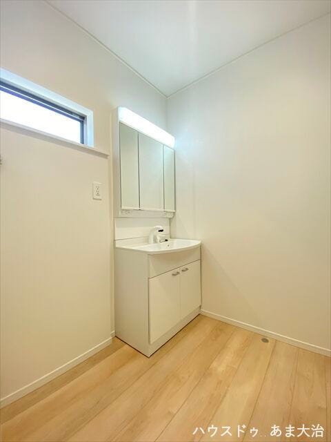 洗濯機を配置してもゆとりのある洗面所◎明るい空間で気持ちも明るくなりそうです♪