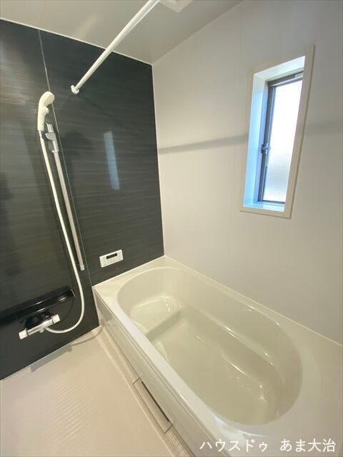 あると助かる浴室乾燥機付き。落ち着いた雰囲気で、リラックス効果を高めてくれそうですね。