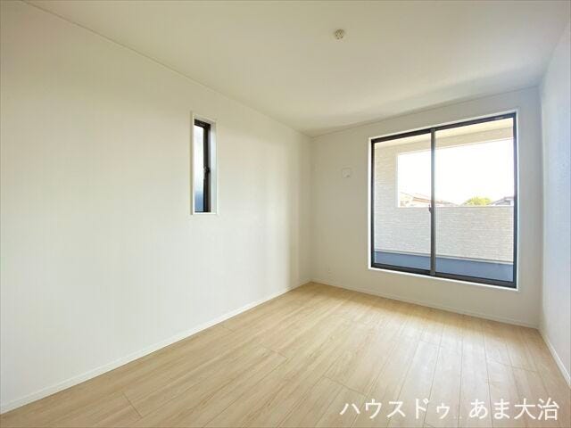 7.2帖洋室:二面採光で通風も期待できそうですね◎