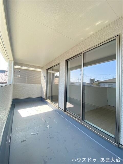 ワイドなインナーバルコニー。急な雨でもお洗濯物が濡れる心配もなさそうですね。