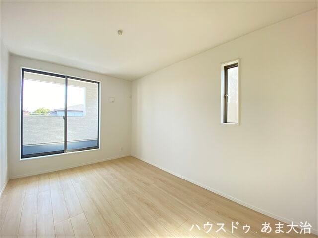 大きな窓があることで空間をより広く感じる事ができそうですね。