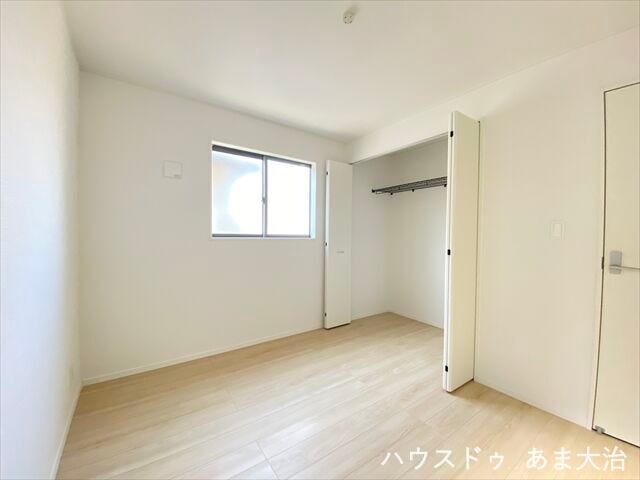 各居室に収納を設けた嬉しい間取り♪高い位置に窓の設置があり、家具の配置に困ることもなさそうです。