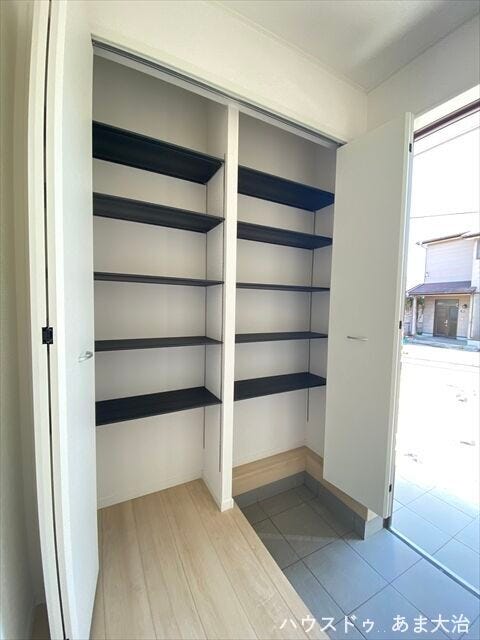 可動棚付きで収納力も高そう◎