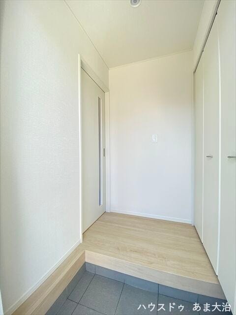 明るい色味で開放感もありますね。頭上には人感センサー照明付き◎