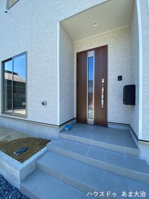 玄関のほかに、玄関付近に大きな窓もある間取りで引っ越しの際の荷物の搬入も安心ですね。