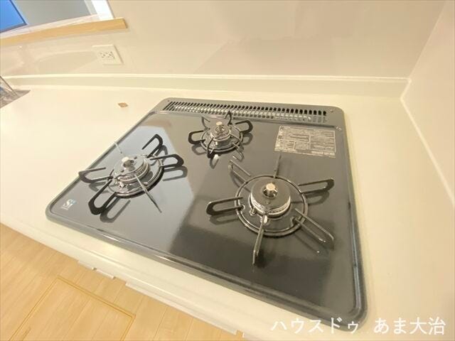 三口のガスコンロで一度に多種類調理が可能◎