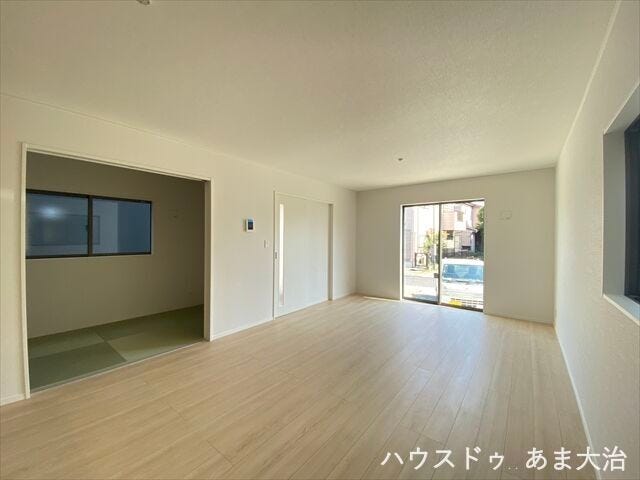 続き間洋風和室のある1階フロア。リビングと合わせると22帖のゆとりの広さになり、家族みんなが集まりやすい空間です。