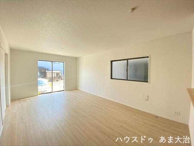 東窓から明るい陽が差し込むLDK。朝から心地の良い空間ですね。