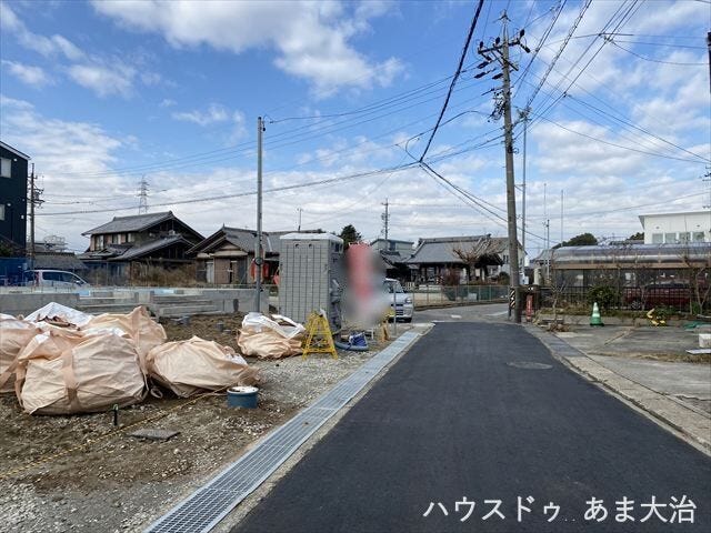 車がすれ違うには厳しい道幅ですが、車はスピードを抑えて走行するので、お子様にも安全な道幅となっています。