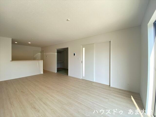 玄関ホールからのアクセス良好◎生活動線スムーズで日々の生活もより豊かになりそうですね。