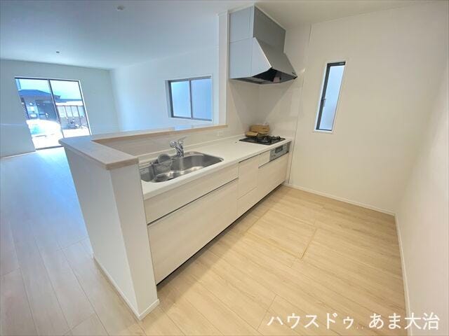 ゆとりのあるキッチン。リビングとの繋がりを感じる事ができそう♪しっかりと換気のできる窓付きです。