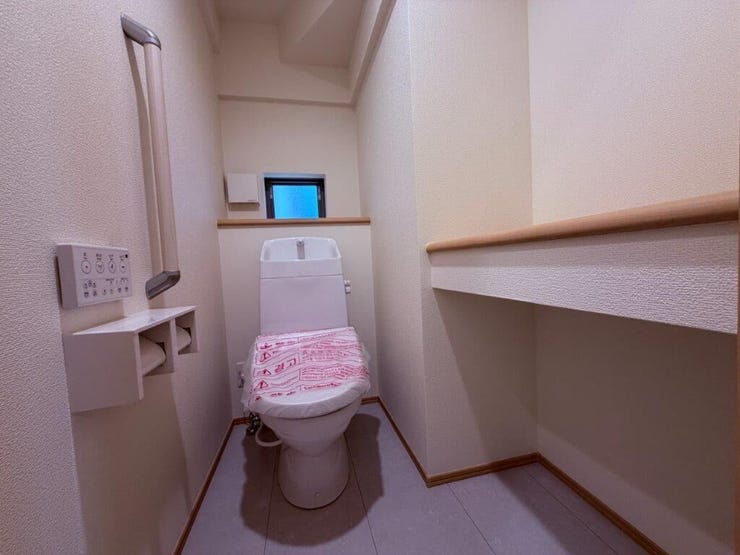 手すりやウォッシュレット機能のついたみんなに優しいトイレ