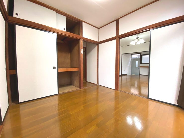 ◇1階洋室◇収納に便利な押し入れがございます。