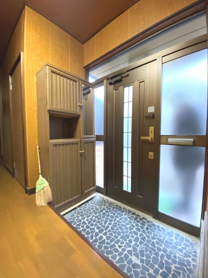 シューズボックスを設置した玄関。ダブルロックキーで安心です。