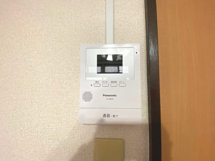 来訪者の顔が確認できるモニター付きインターホンで防犯面も安心です。