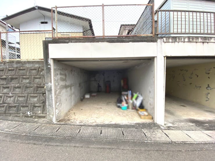 シャッター付きガレージで愛車を外の刺激から守ります。