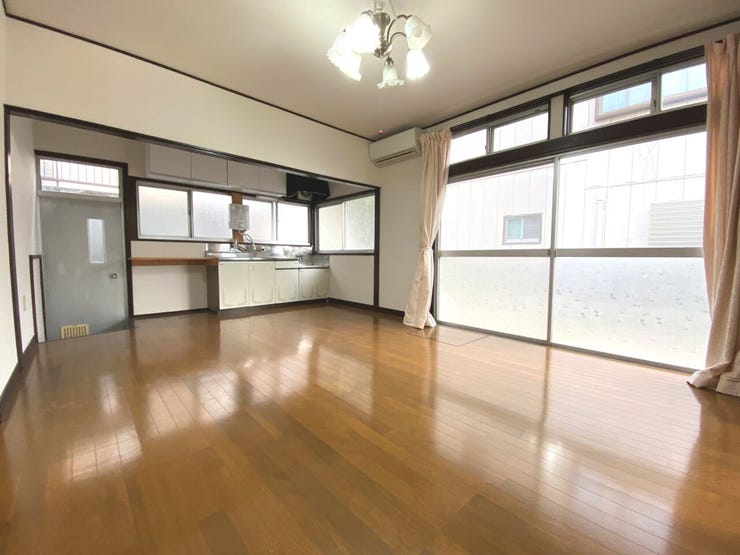 南東向きの窓から明るい光が差し込む空間。室内状況良好ですので、お気軽にご内覧もご相談ください!