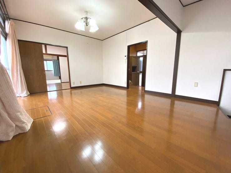 お庭に面しており、ご家族で過ごす時間が充実する空間です。