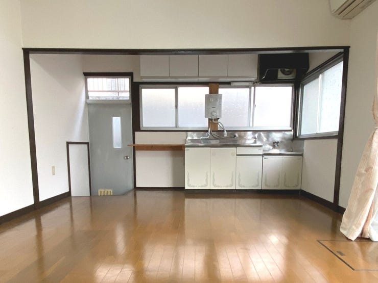 吊戸棚付きの収納豊富なオープンキッチン。勝手口もあるので、ゴミ捨ても楽々です。