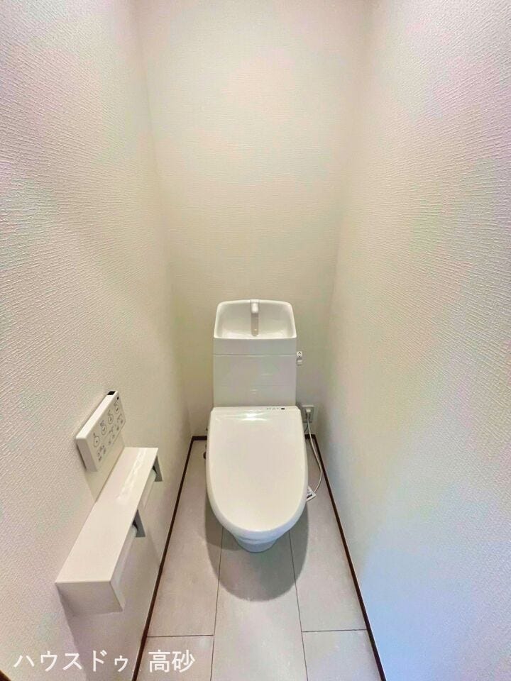 光を反射しやすい白で統一された圧迫感を感じにくいトイレです◎(撮影日:2026.5.1)