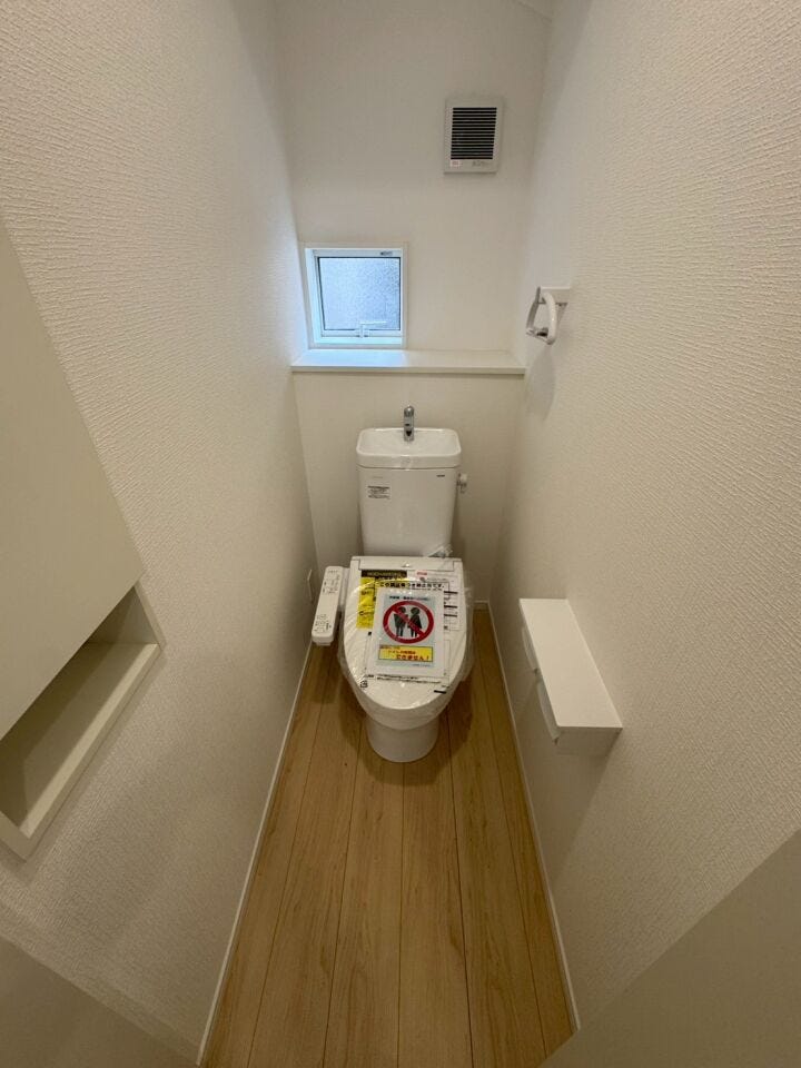 トイレに窓や収納あり