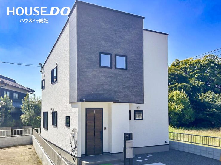 【外観】
倉敷市上富井の街並みに映える、白とグレーの外観です♪
玄関まわりや外構も整い、来客時の第一印象が良好です!