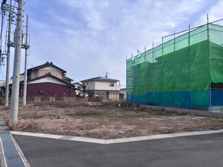 東西北側それぞれ道路のため、開放感確保♪