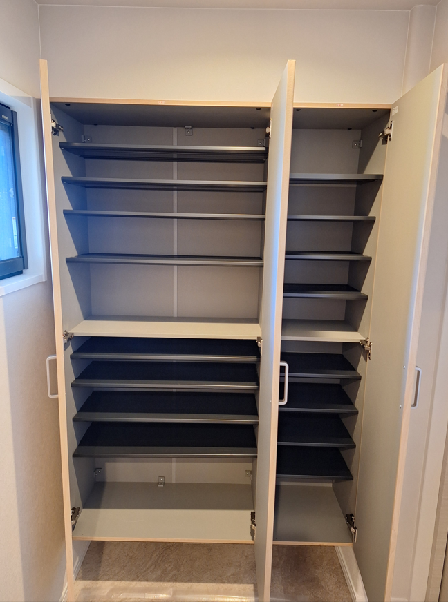 玄関の収納はたっぷり確保しご家族の靴などもすっきりと片付きます。