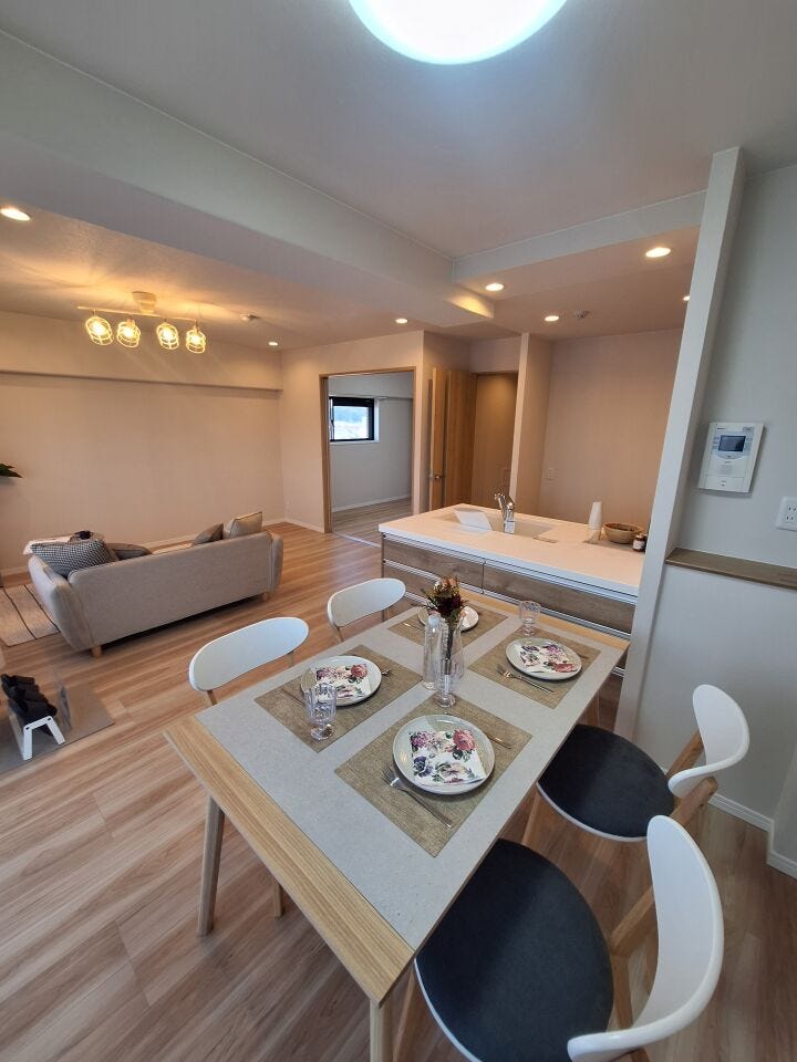 バルコニー横のダイニングスペース。