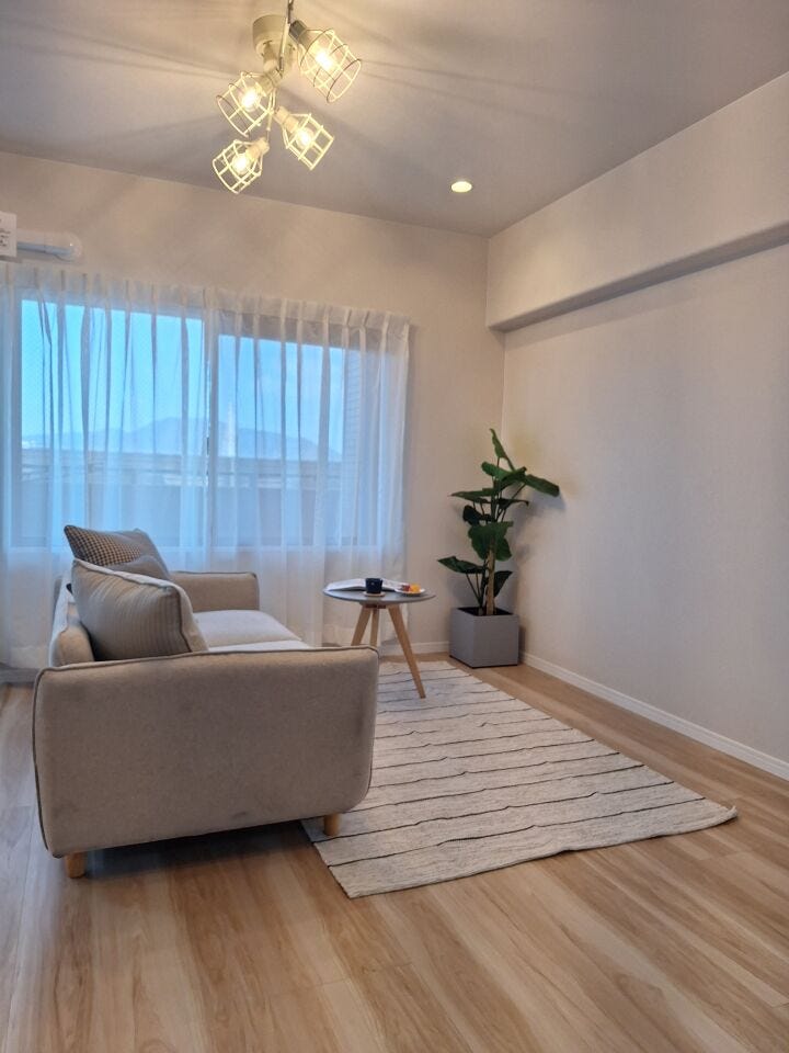 大型のテレビをレイアウトしても十分な広さのリビングです。