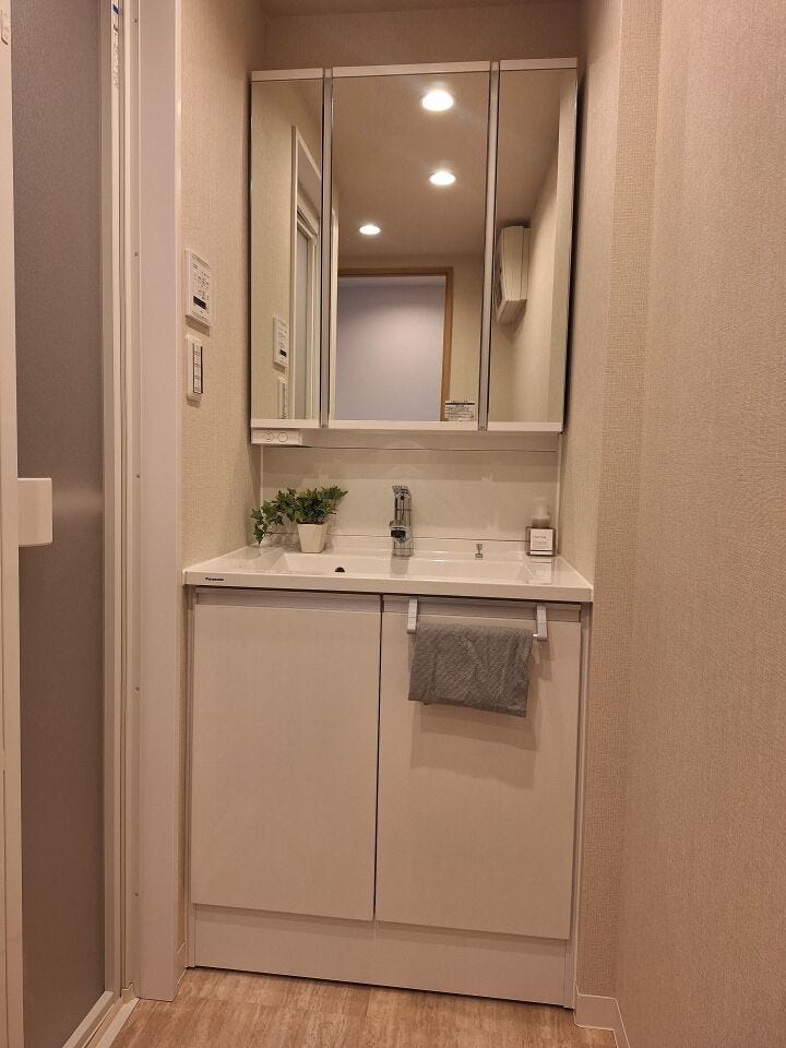 LEDの照明を内蔵した三面鏡です。ホワイトの洗面化粧台は清潔感があり明るい印象です。