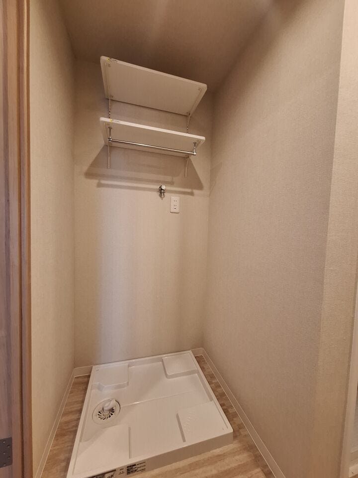 洗濯機の上は稼働棚を設置。