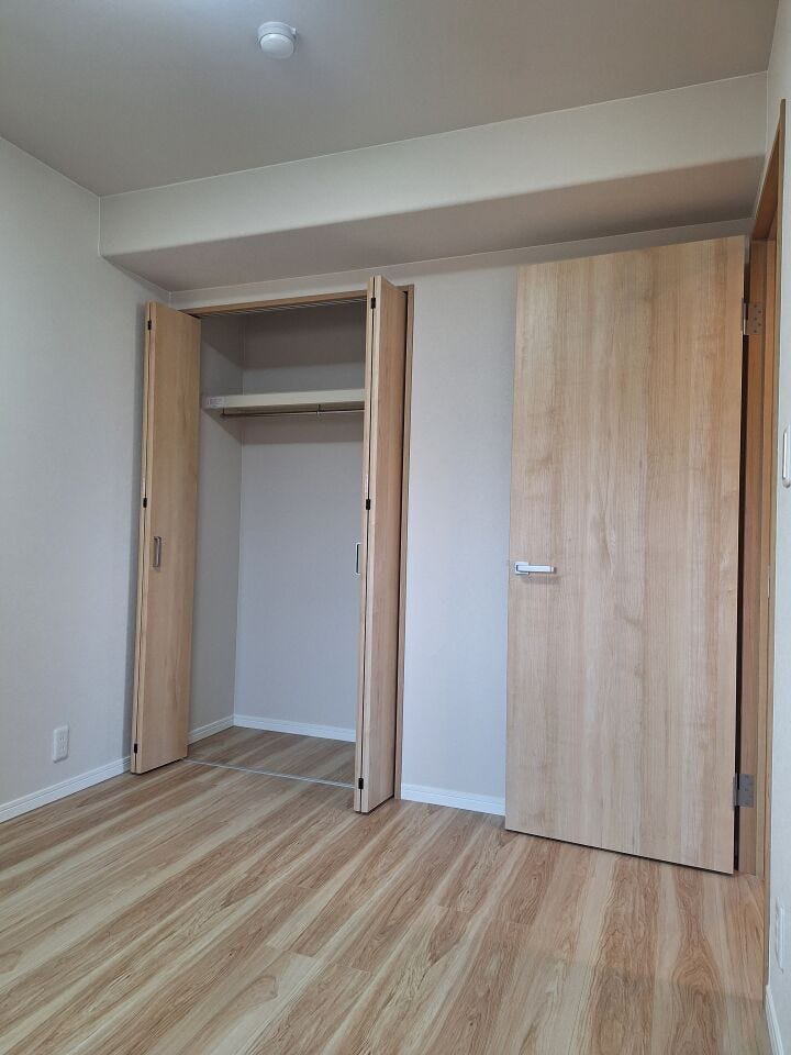 各部屋の収納は折戸で使いやすい設計です。