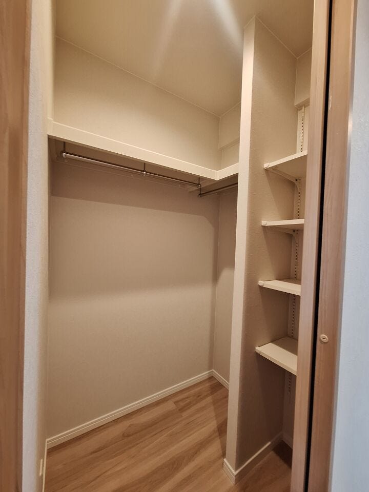 廊下にはファミリークローゼットがあります。