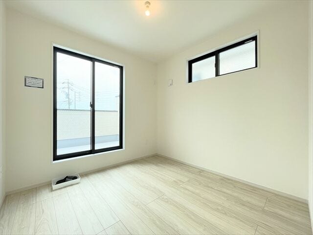 バルコニーへ出入りのすることが出来るお部屋です。
お部屋の中には南向きの窓から暖かな光と風が入り込む素敵な空間になります。