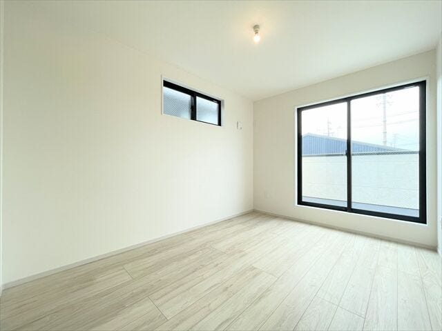 バルコニーに面したお部屋です。
お天気のいい日にはたっぷりと陽を取り込むことができ、
ベッドの上のお布団もふかふかになりそうですね。