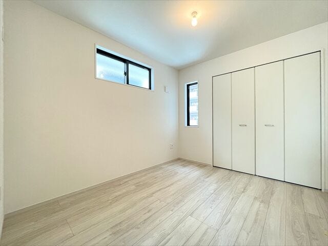 2面採光で明るい洋室。
寝室や子ども部屋として使いやすい一室です。
