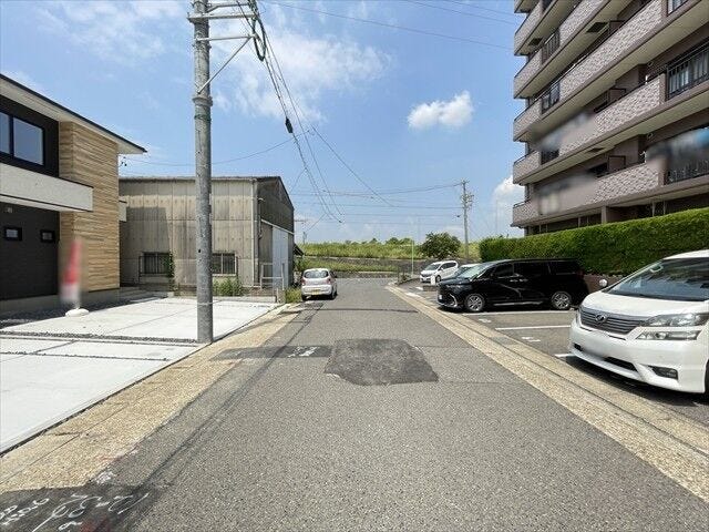 幅員約6.5mの前面道路です。道路幅が広いので、向かいの住宅とも距離があるため日当たりも確保しやすいです。