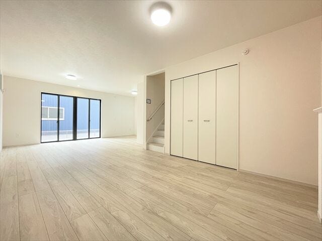 広々とした空間にスッキリと家具を配置すれば、
いつでも片付いた状態をキープできます。